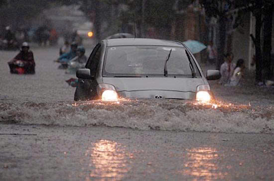 KINH  NGHIỆM VÀ NGUYÊN TẮC LÁI XE Ô TÔ KHI GẶP TRỜI MƯA TO - AN TOÀN